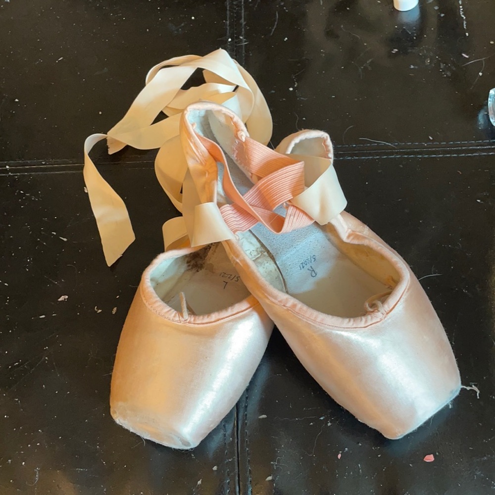 Worn Suffolk Stellar Pointe Shoes 6XXXN